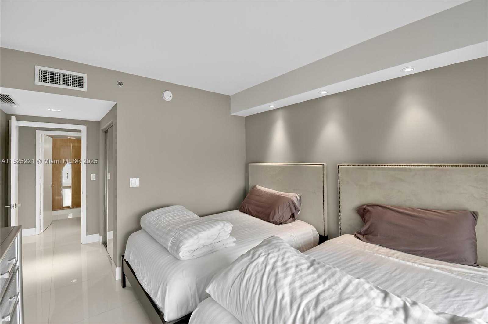Small Image of 7000 ISLAND BLVD #1408, Aventura Number 23