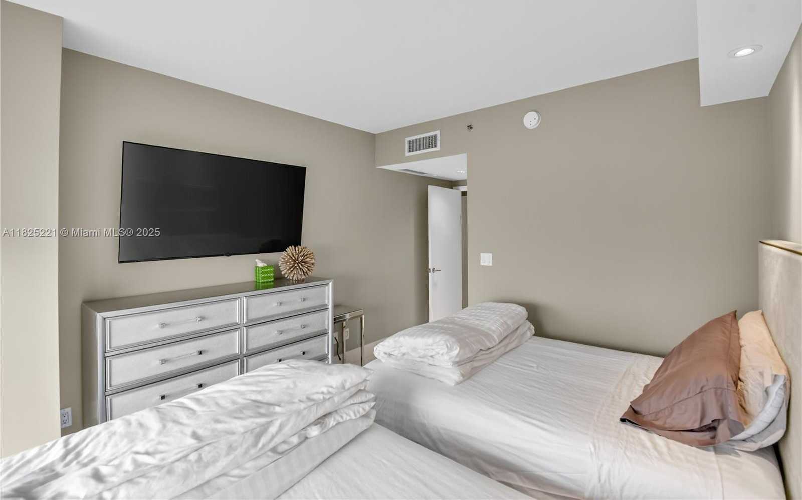 Small Image of 7000 ISLAND BLVD #1408, Aventura Number 24