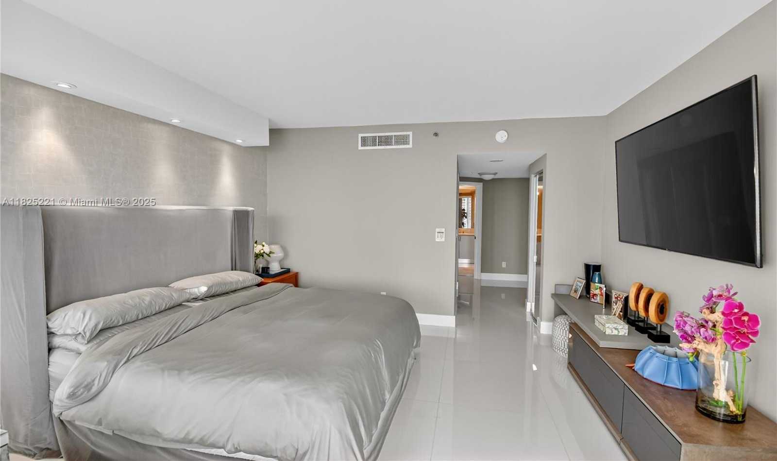 Small Image of 7000 ISLAND BLVD #1408, Aventura Number 26