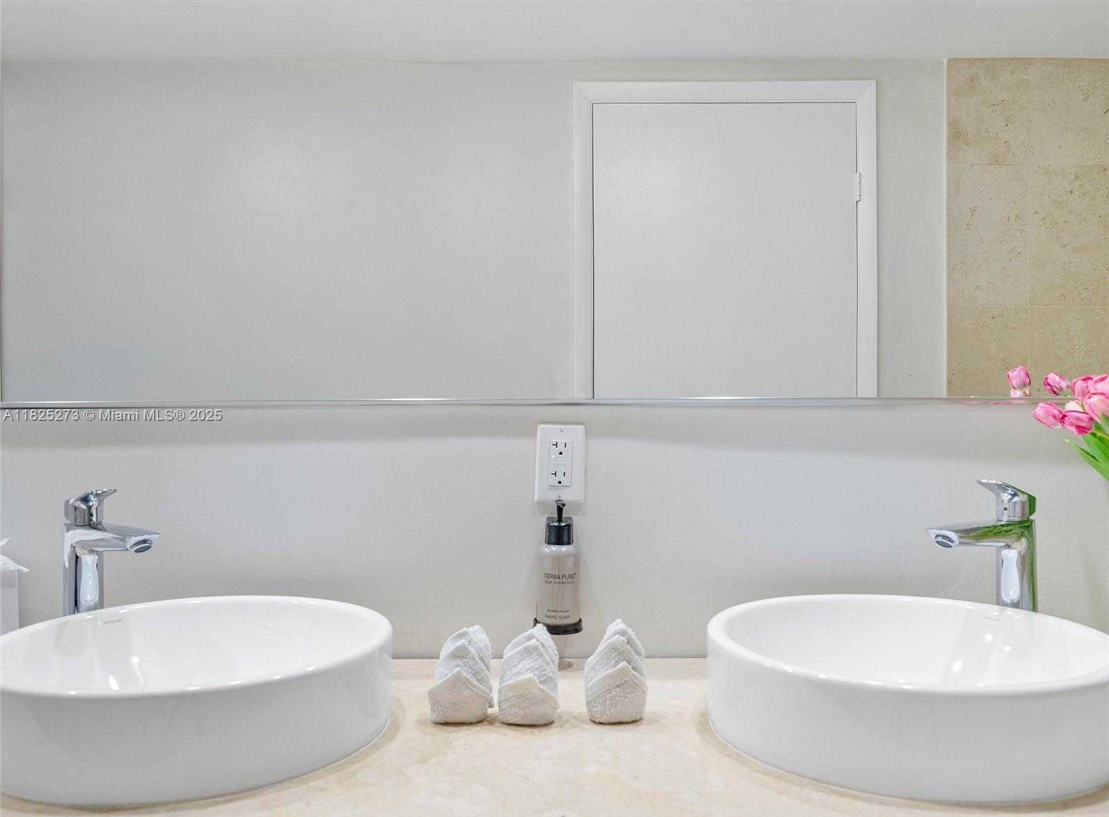 Small Image of 485 BRICKELL AVE #2501, Miami Number 12