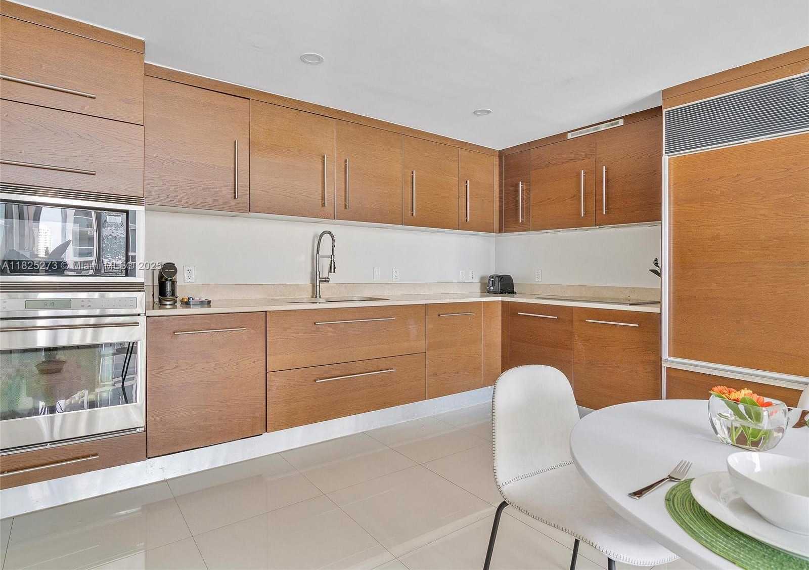 Small Image of 485 BRICKELL AVE #2501, Miami Number 5