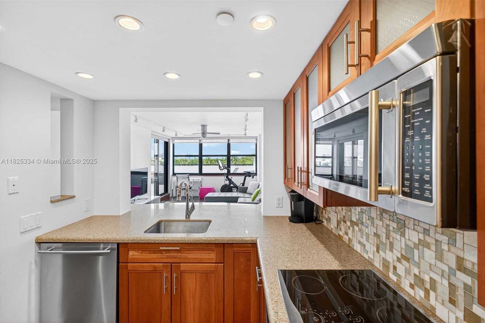 Small Image of 2555 COLLINS AVE #606, Miami Beach Number 16