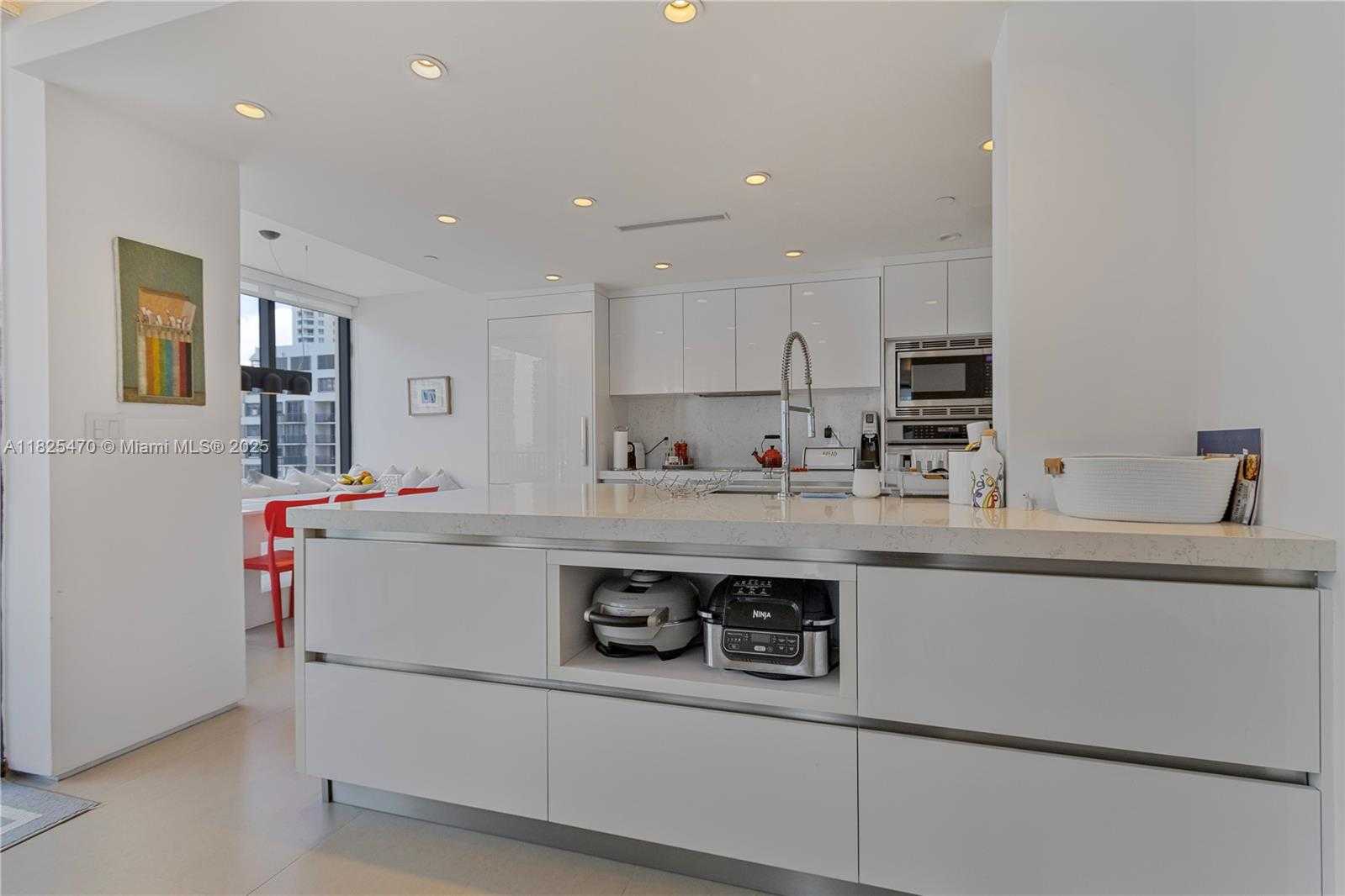 Small Image of 520 BRICKELL KEY DR #A1421, Miami Number 4