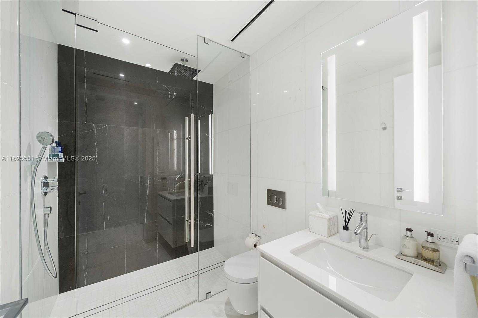 Small Image of 300 BISCAYNE BOULEVARD WAY #2703, Miami Number 31