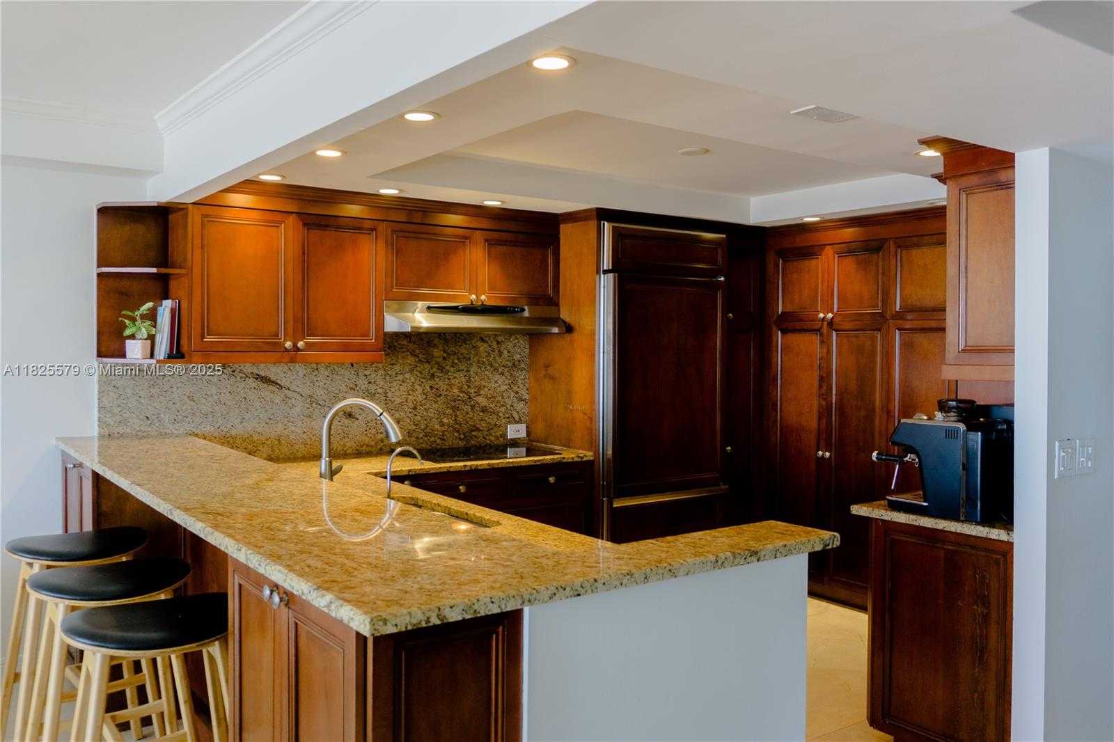 Small Image of 3 GROVE ISLE DR #C1405, Miami Number 6