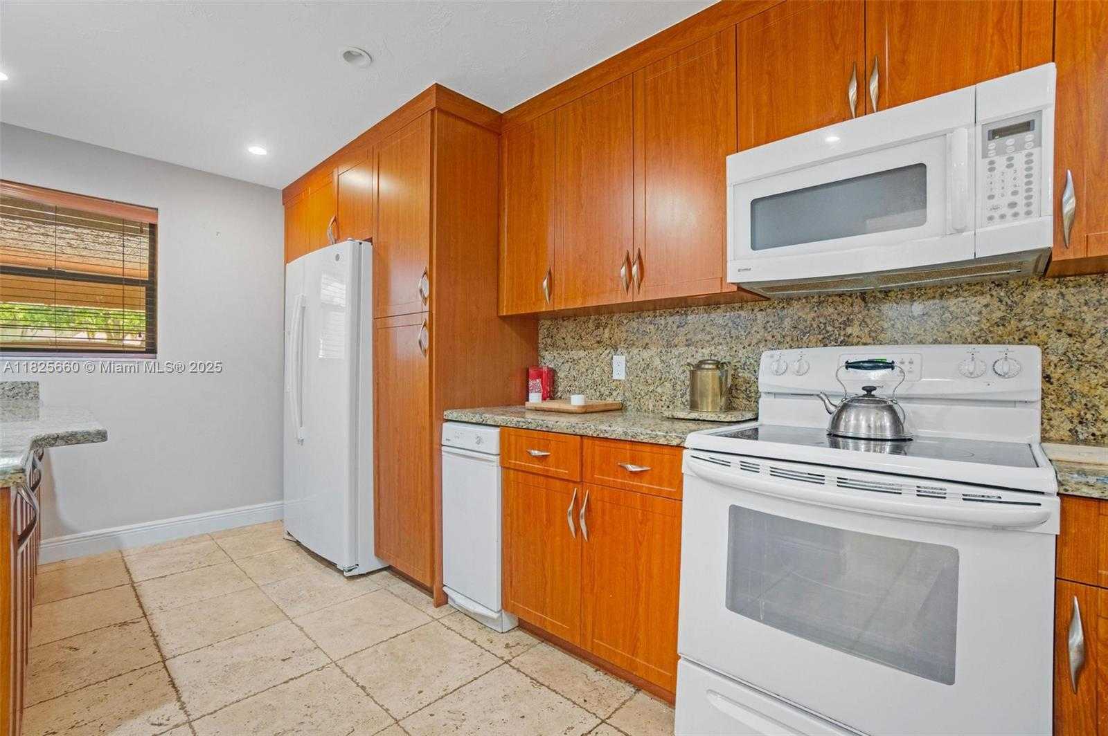 Small Image of 3538 ESTEPONA AVE #D-2, Doral Number 15