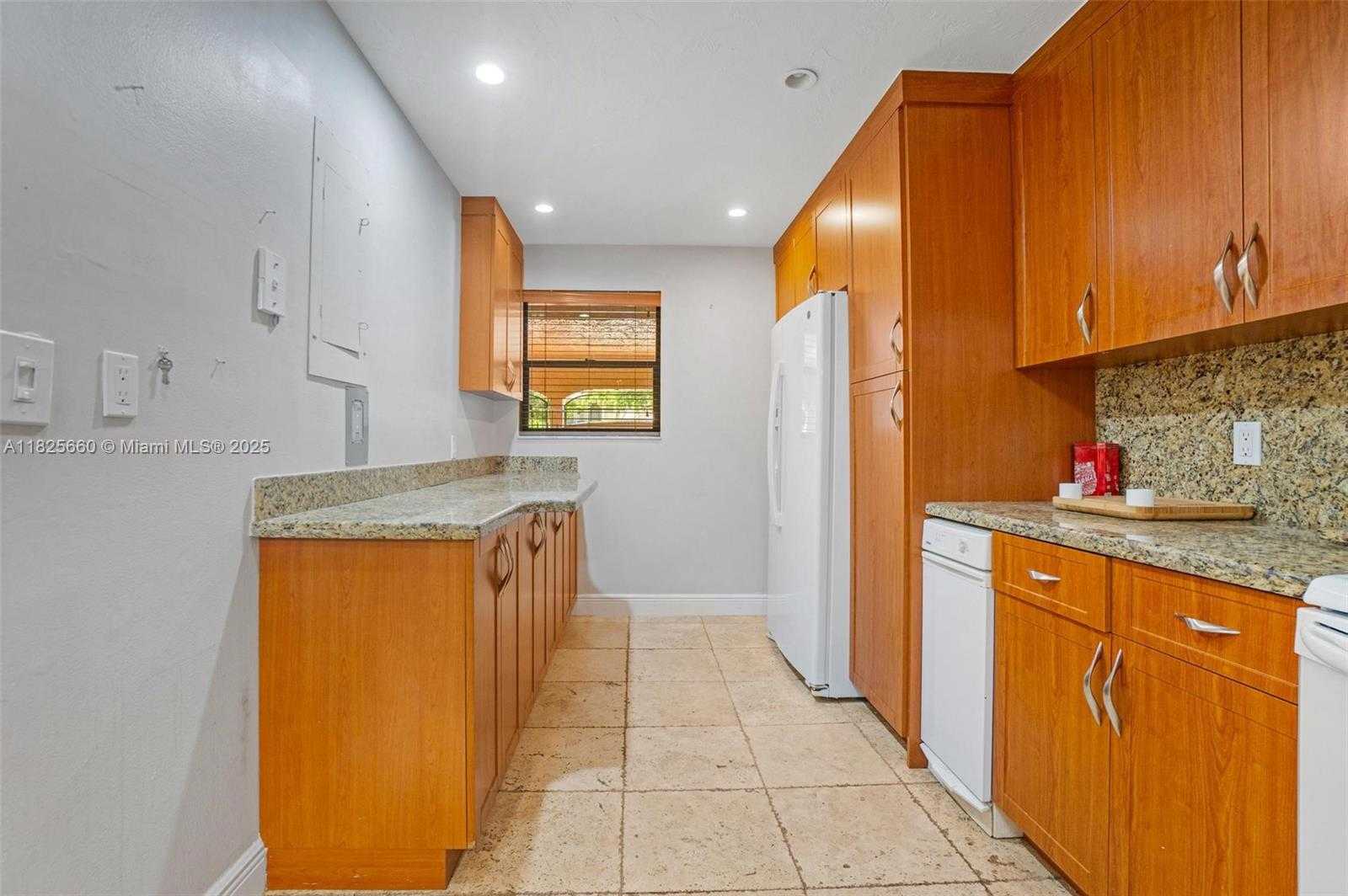 Small Image of 3538 ESTEPONA AVE #D-2, Doral Number 16
