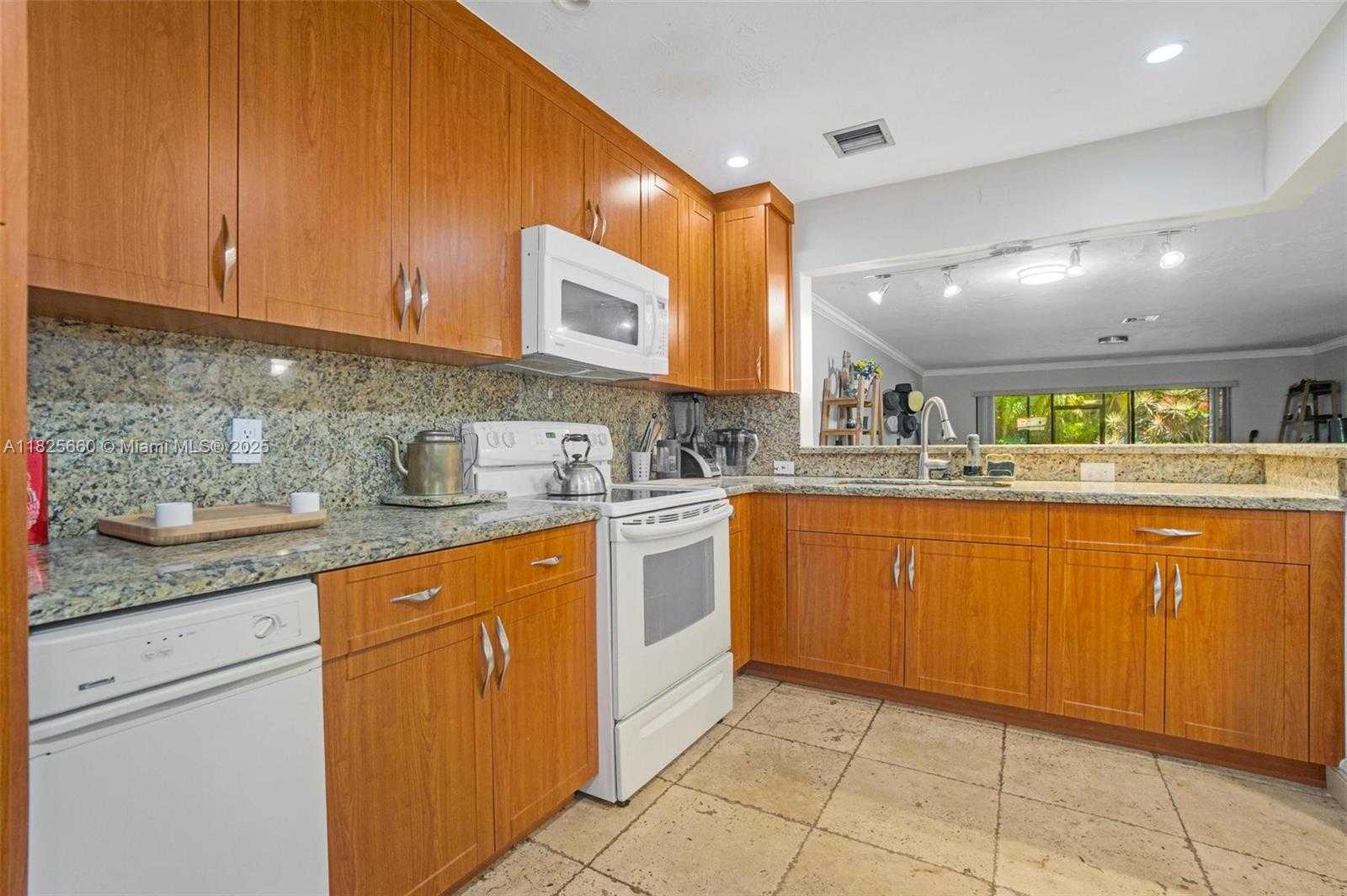 Small Image of 3538 ESTEPONA AVE #D-2, Doral Number 17