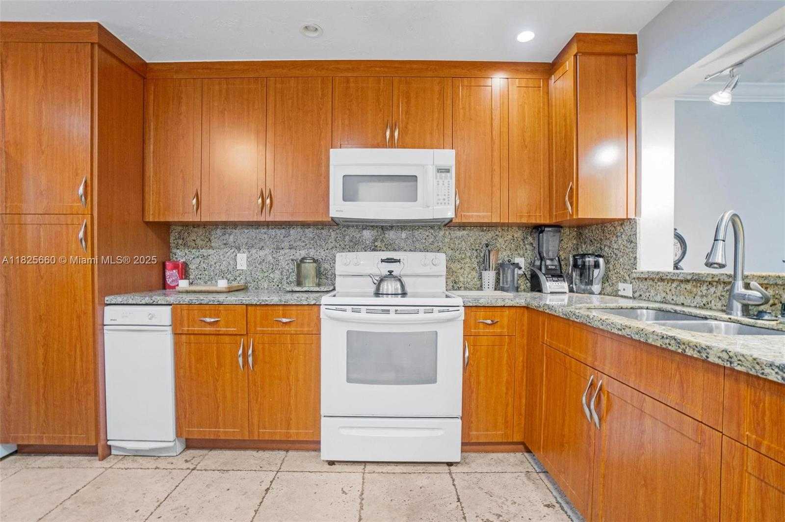 Small Image of 3538 ESTEPONA AVE #D-2, Doral Number 18