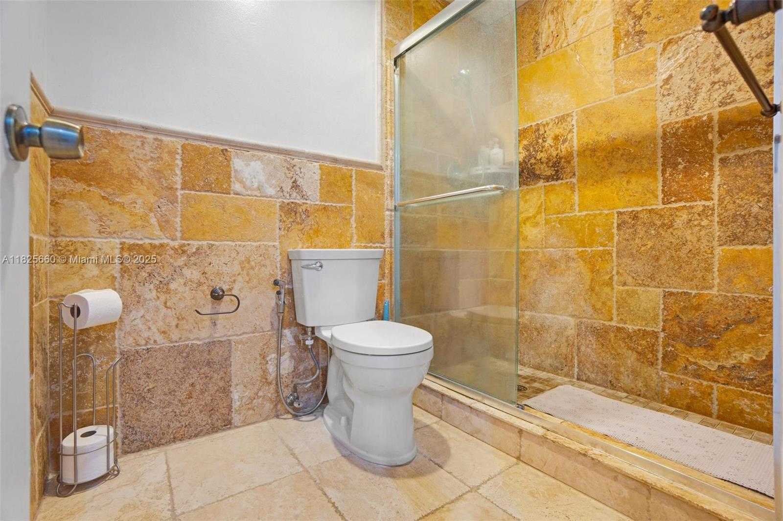 Small Image of 3538 ESTEPONA AVE #D-2, Doral Number 19