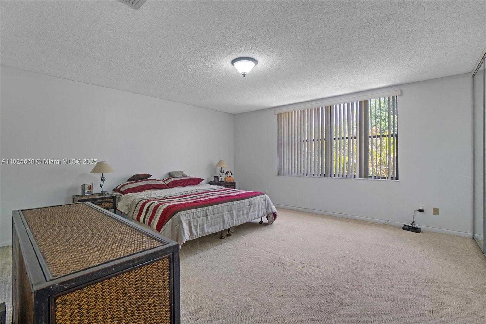 Small Image of 3538 ESTEPONA AVE #D-2, Doral Number 21