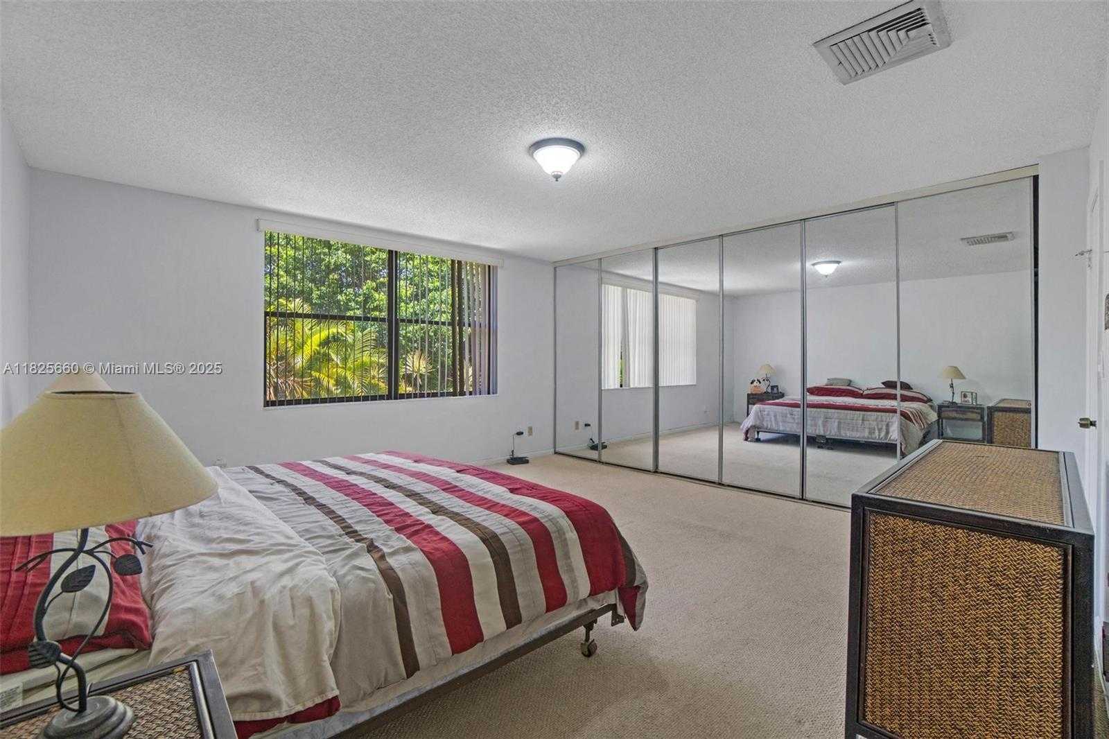 Small Image of 3538 ESTEPONA AVE #D-2, Doral Number 22