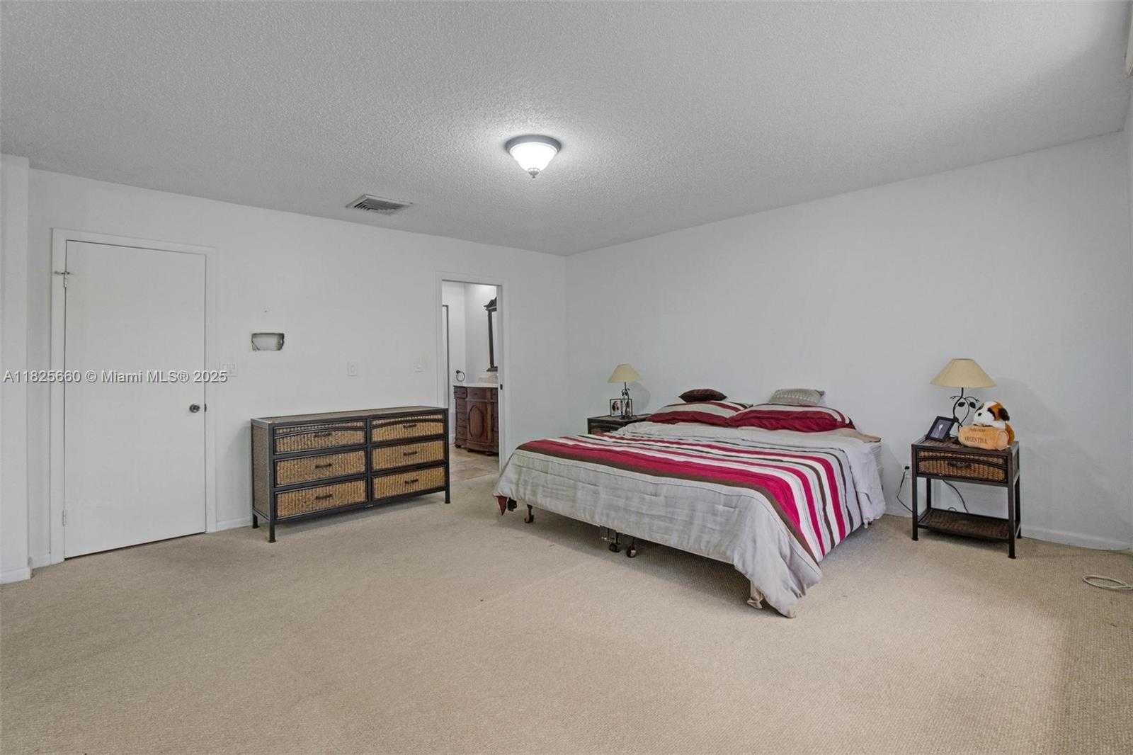 Small Image of 3538 ESTEPONA AVE #D-2, Doral Number 24