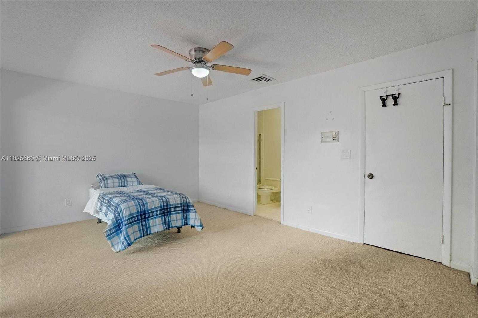 Small Image of 3538 ESTEPONA AVE #D-2, Doral Number 26