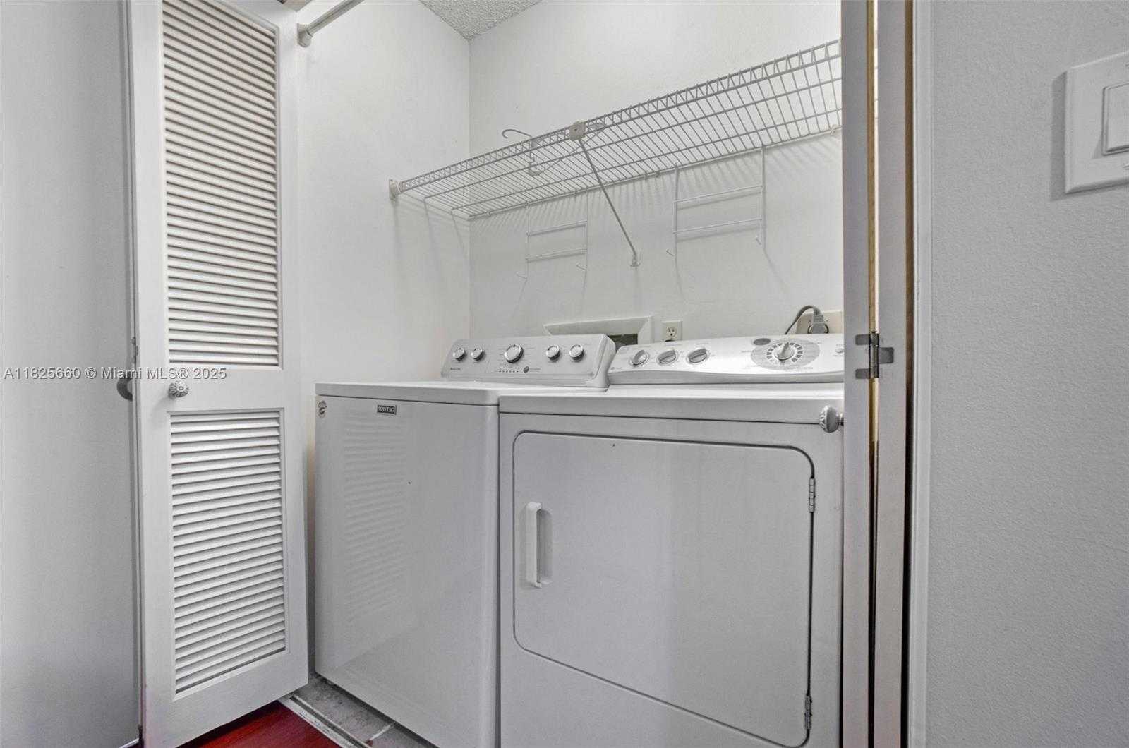Small Image of 3538 ESTEPONA AVE #D-2, Doral Number 29