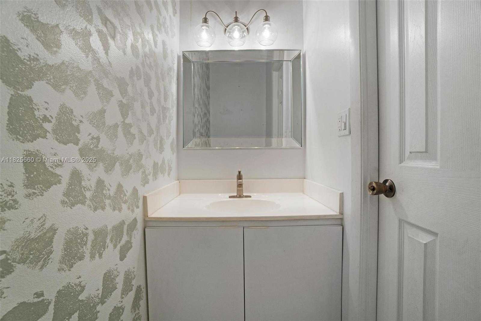 Small Image of 3538 ESTEPONA AVE #D-2, Doral Number 32