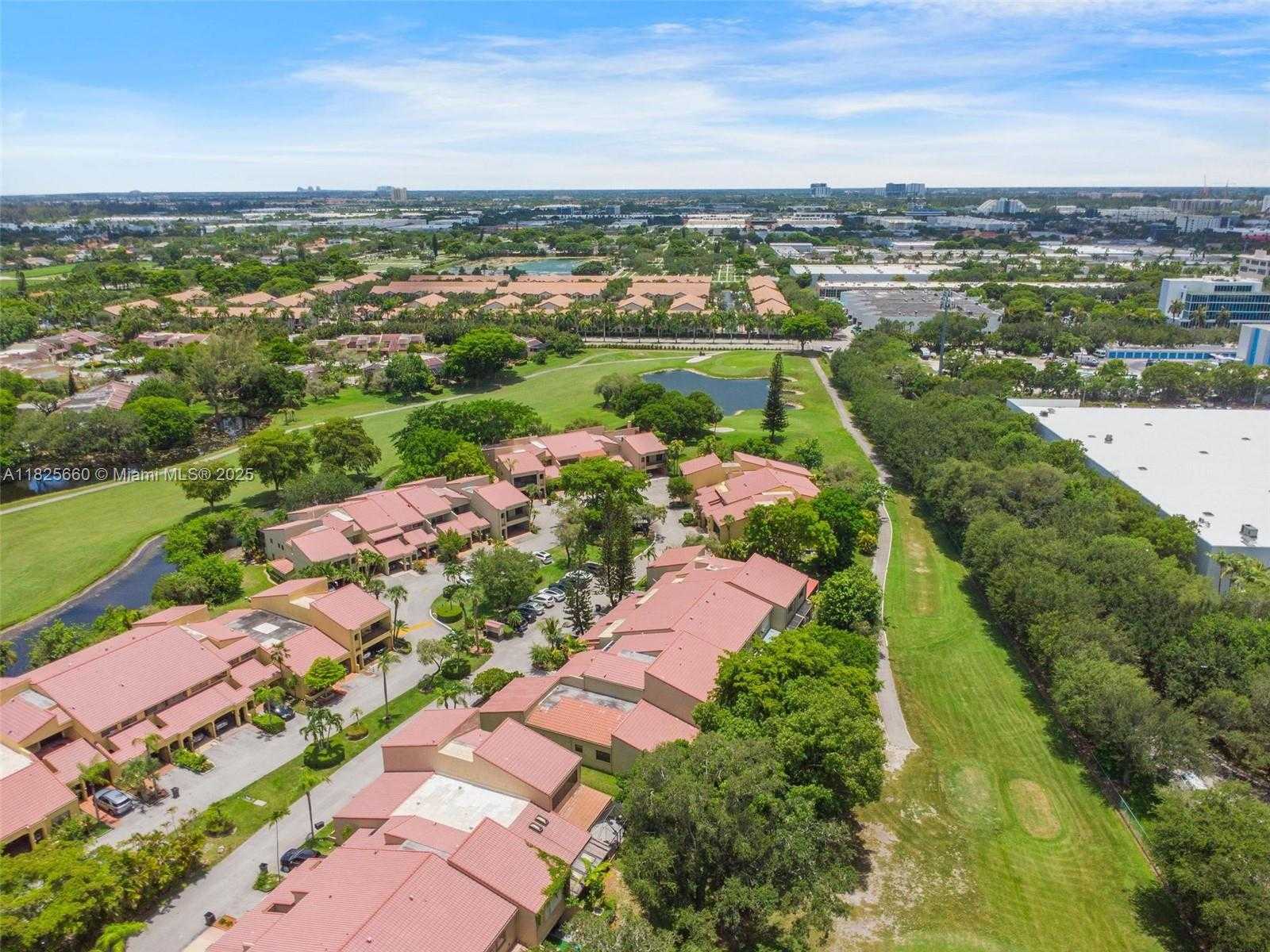 Small Image of 3538 ESTEPONA AVE #D-2, Doral Number 44