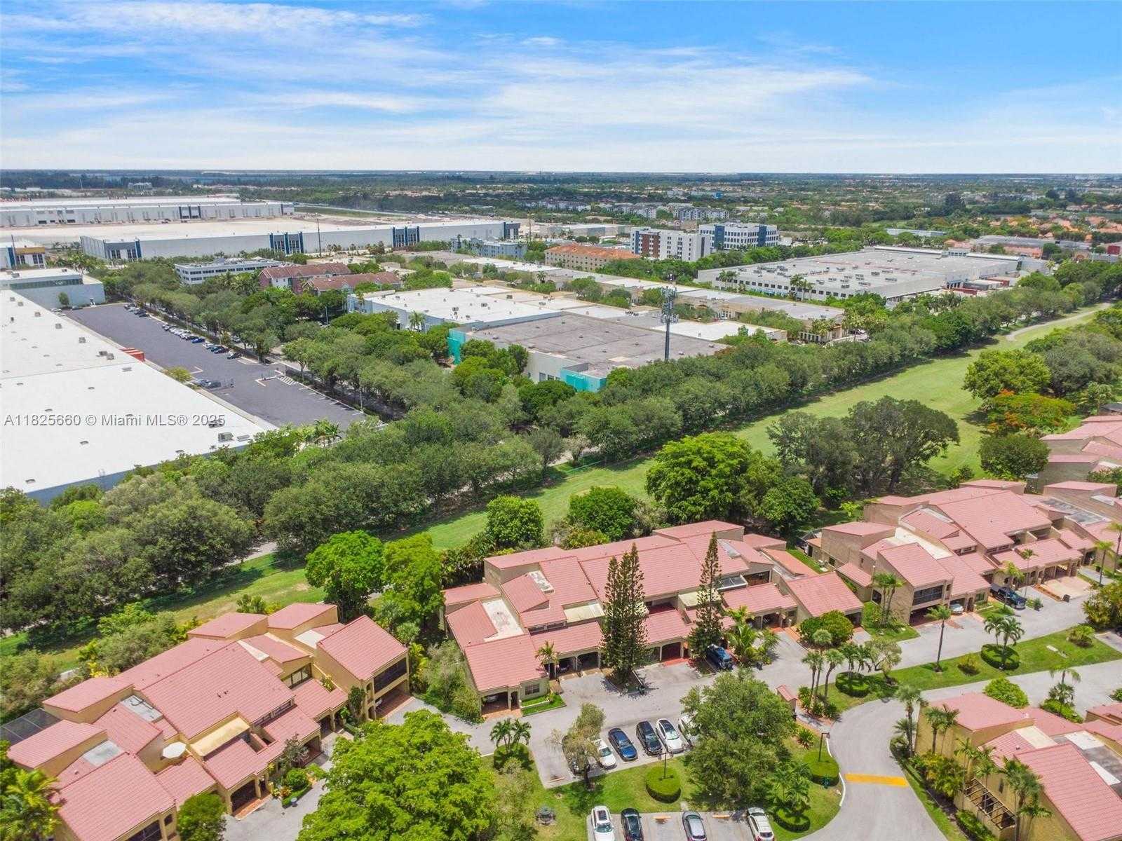 Small Image of 3538 ESTEPONA AVE #D-2, Doral Number 46