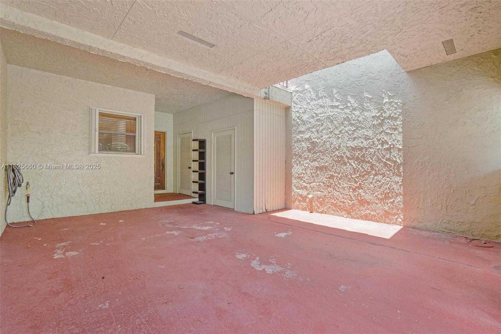 Small Image of 3538 ESTEPONA AVE #D-2, Doral Number 5