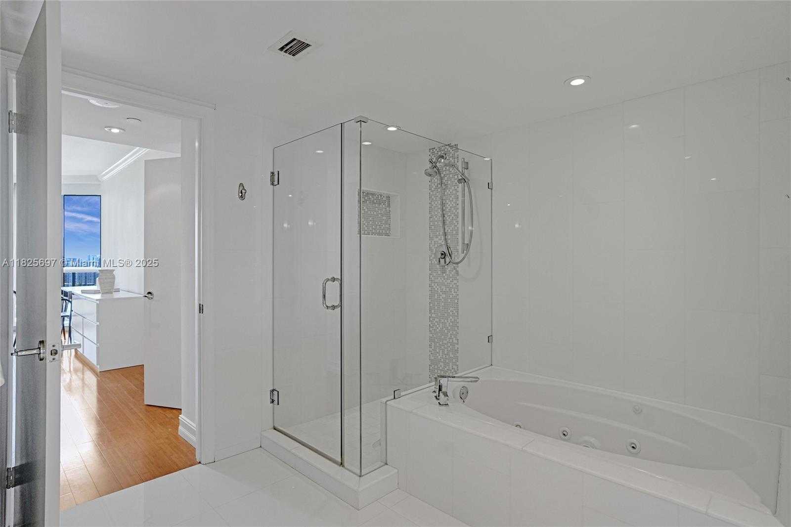 Small Image of 3640 YACHT CLUB DR #1704, Aventura Number 16