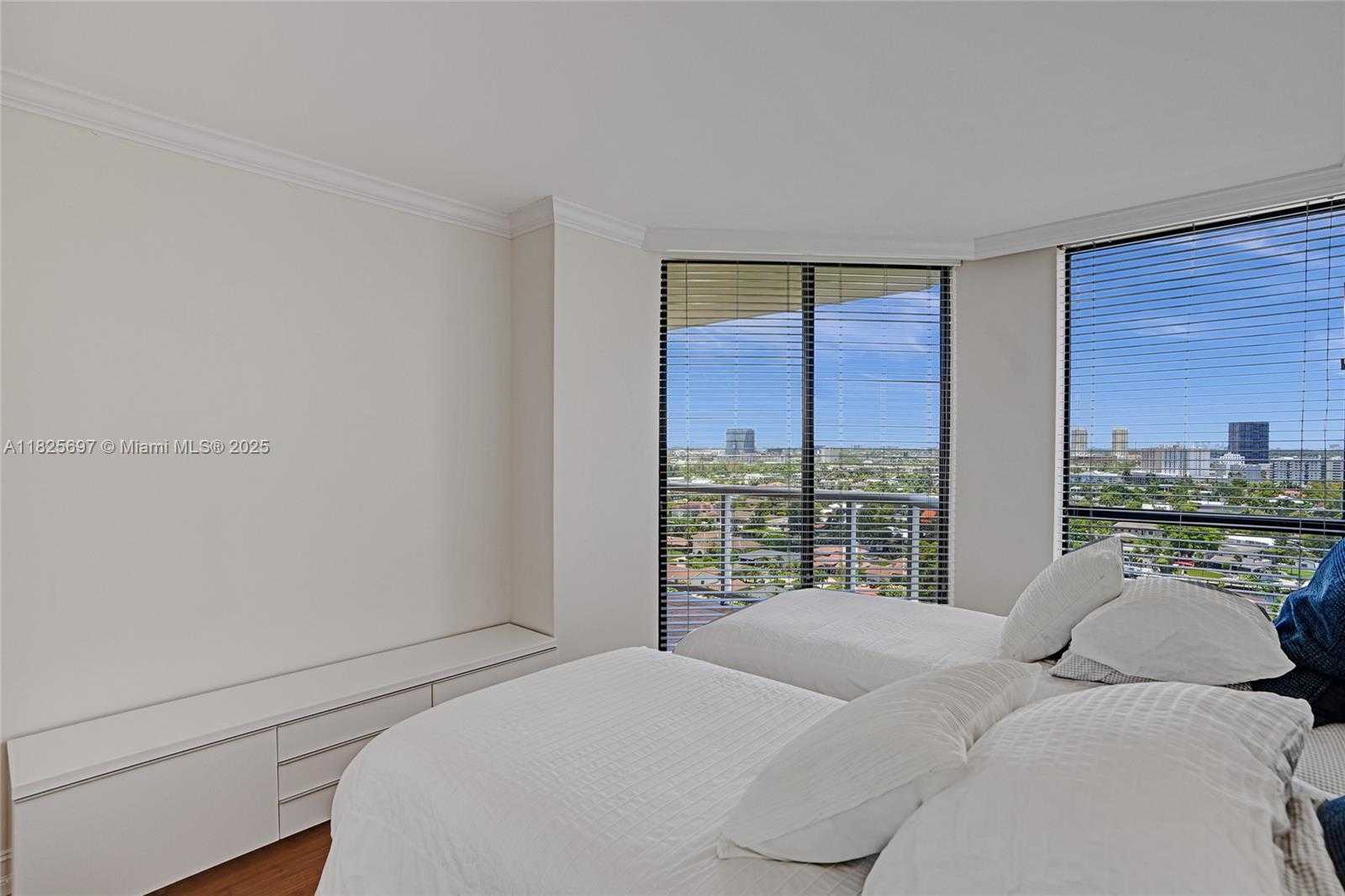 Small Image of 3640 YACHT CLUB DR #1704, Aventura Number 27