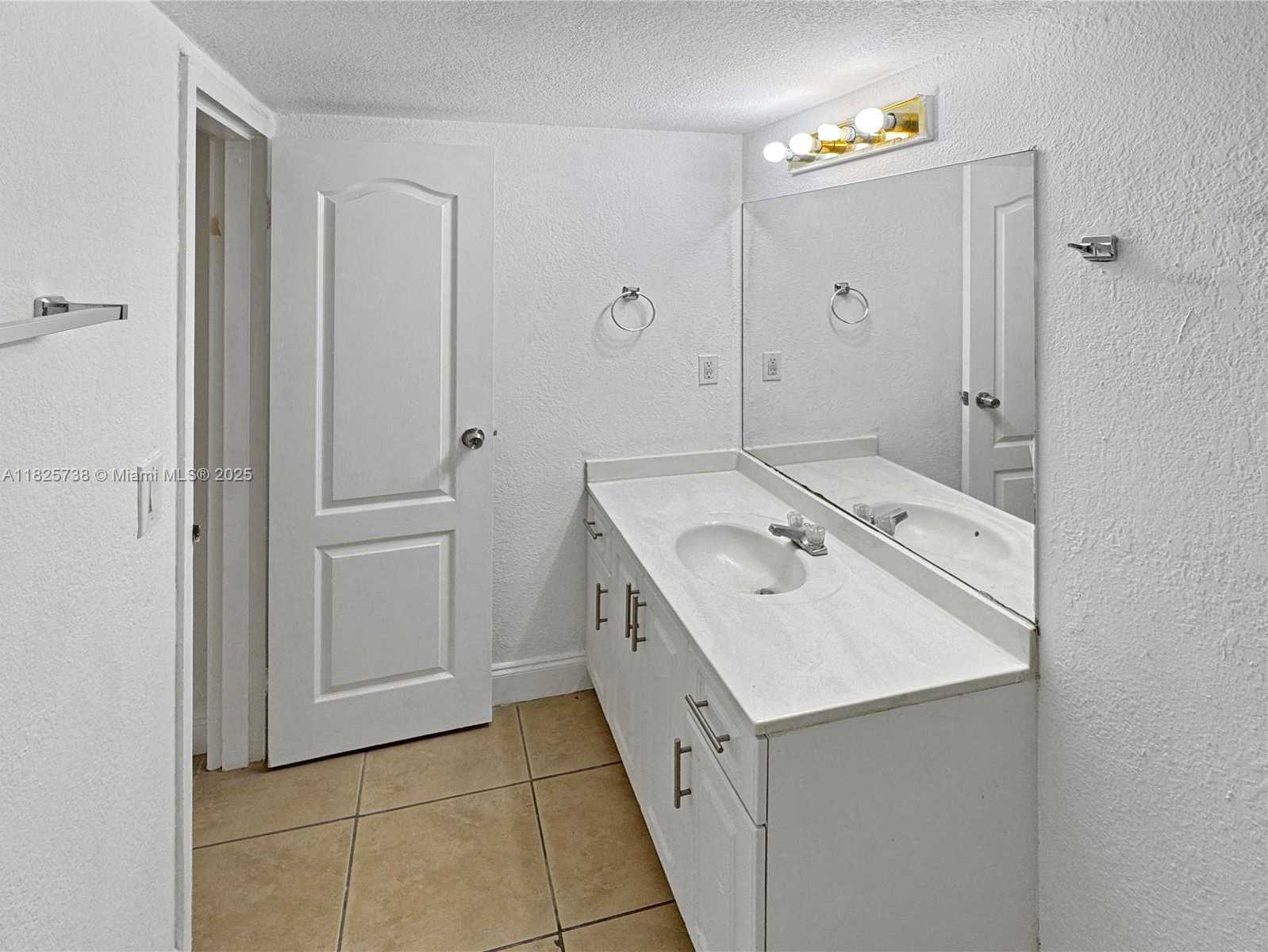 Small Image of 5201 GENEVA WAY #201, Doral Number 13