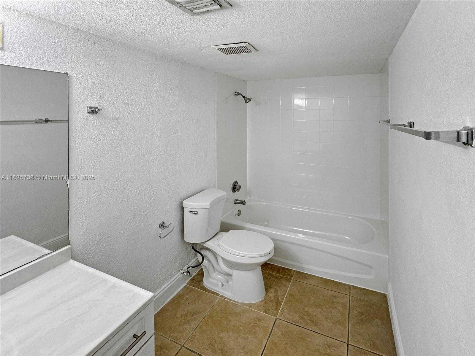 Small Image of 5201 GENEVA WAY #201, Doral Number 14