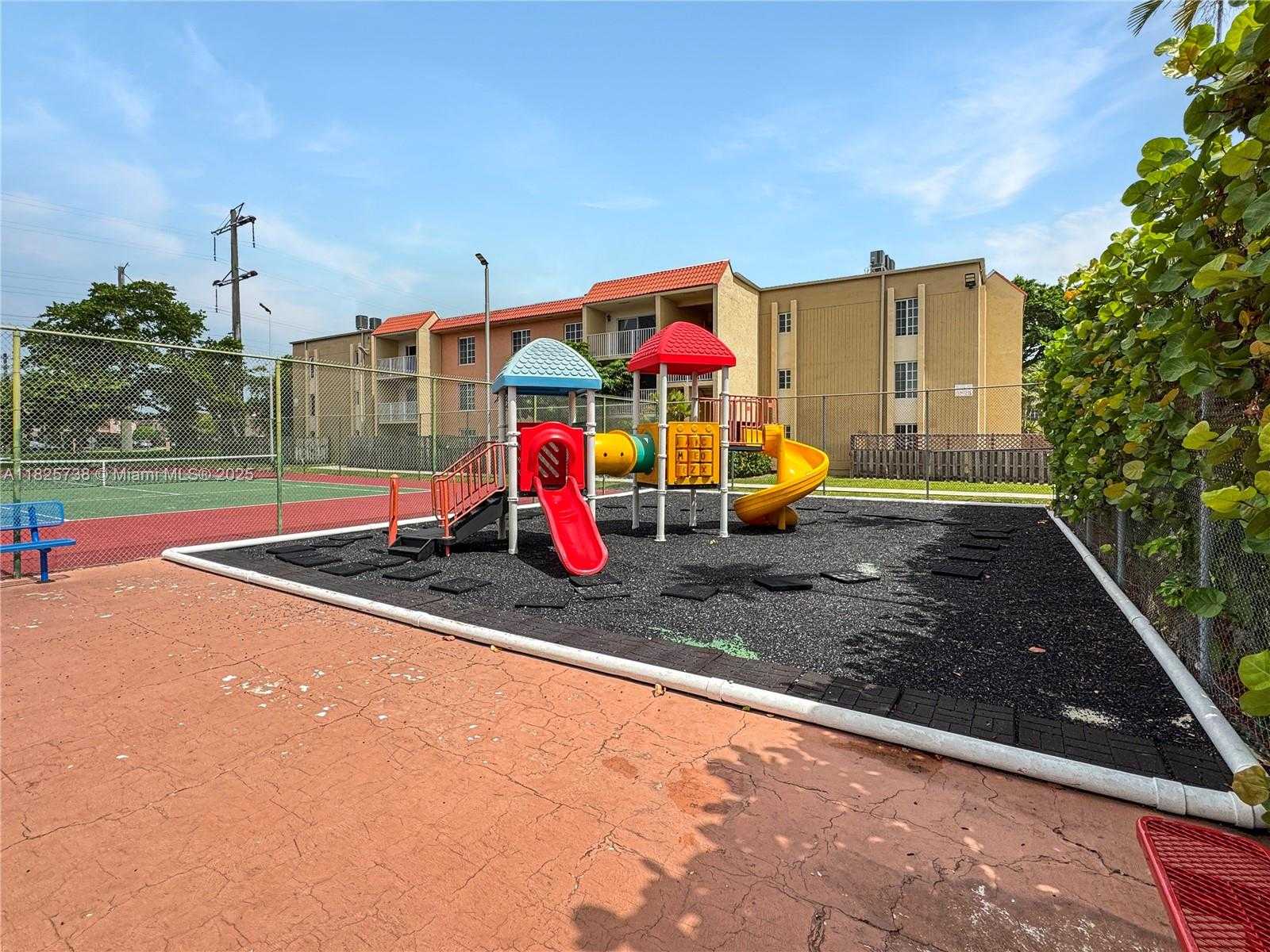 Small Image of 5201 GENEVA WAY #201, Doral Number 4