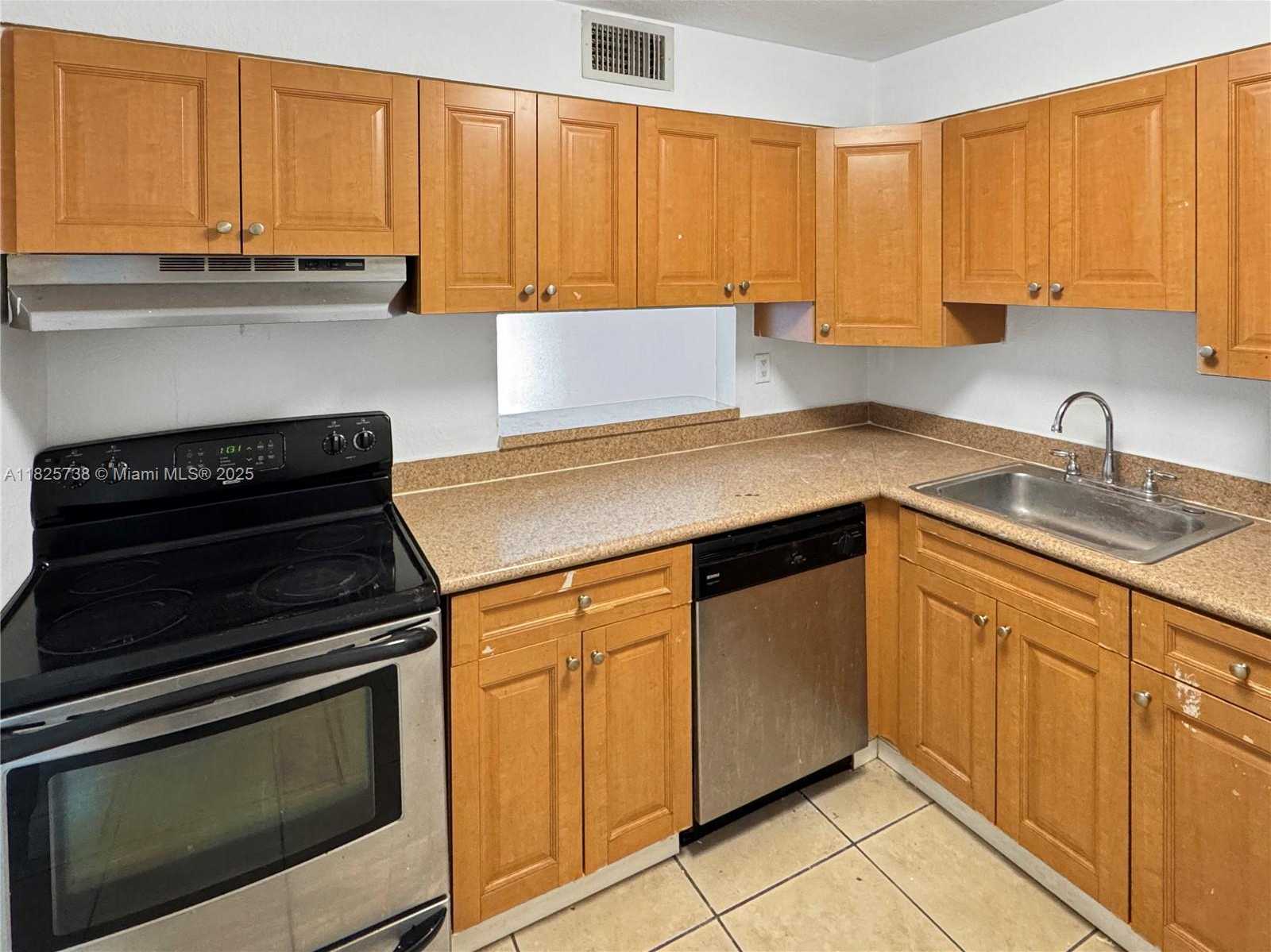 Small Image of 5201 GENEVA WAY #201, Doral Number 9