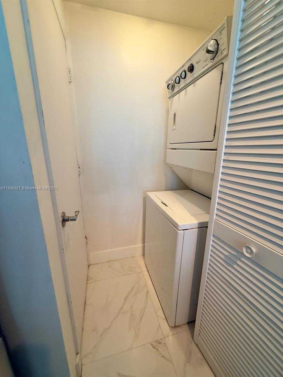 Small Image of 244 BISCAYNE BLVD #2305, Miami Number 3