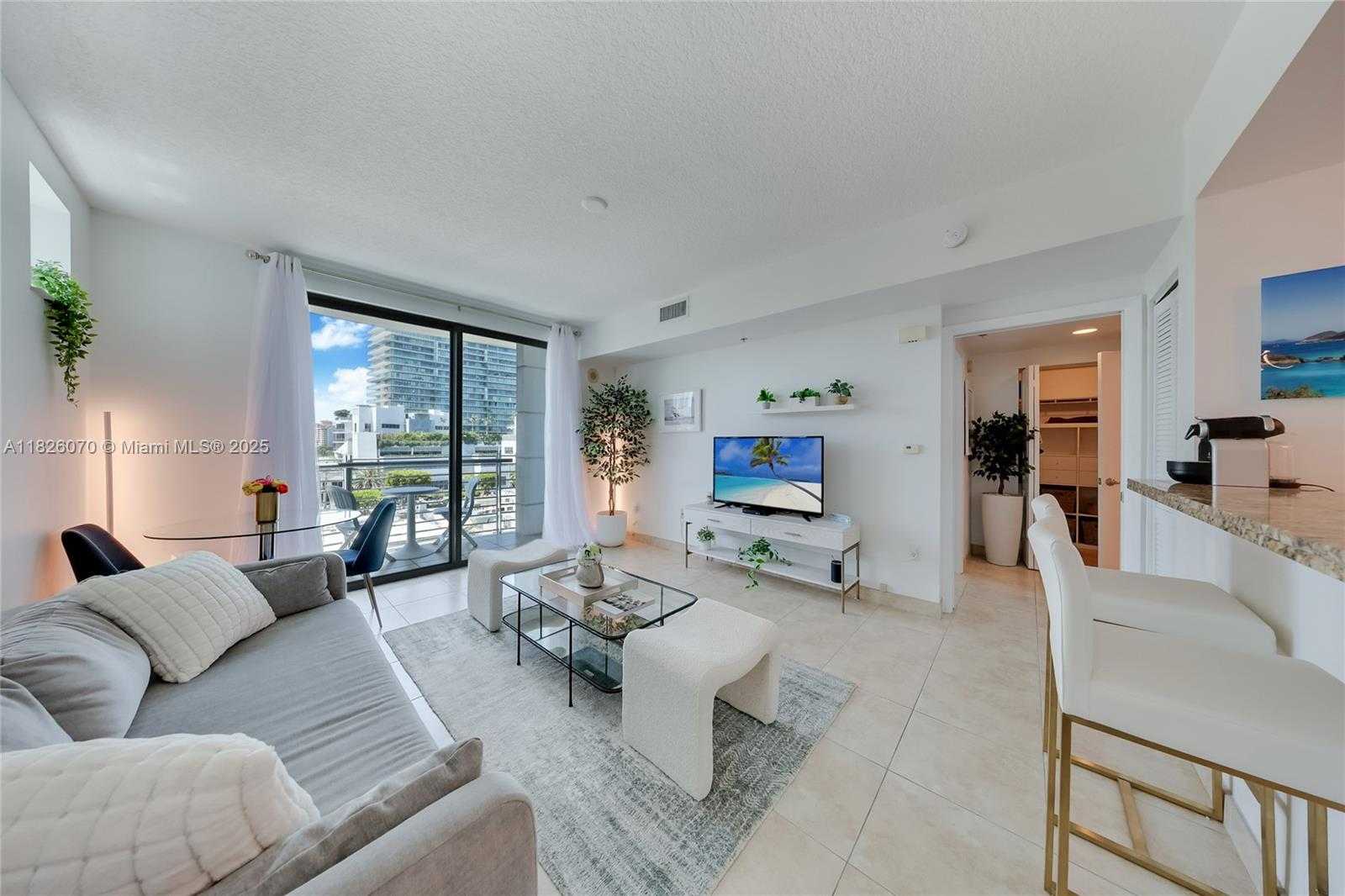 Small Image of 110 WASHINGTON AVE #1611, Miami Beach Number 2