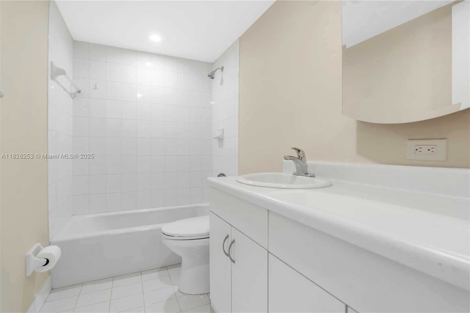 Small Image of 7204 FAIRWAY DR #I25, Miami Lakes Number 9