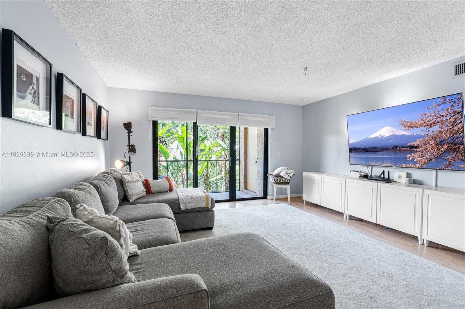 Small Image of 195 LAKEVIEW DR #205, Weston Number 12