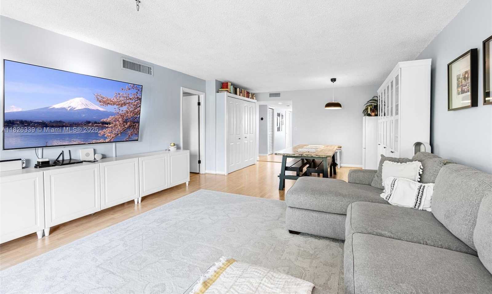 Small Image of 195 LAKEVIEW DR #205, Weston Number 13
