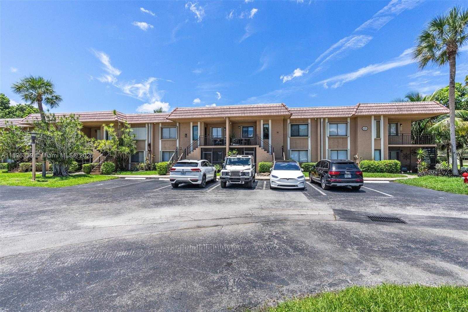 Small Image of 195 LAKEVIEW DR #205, Weston Number 2