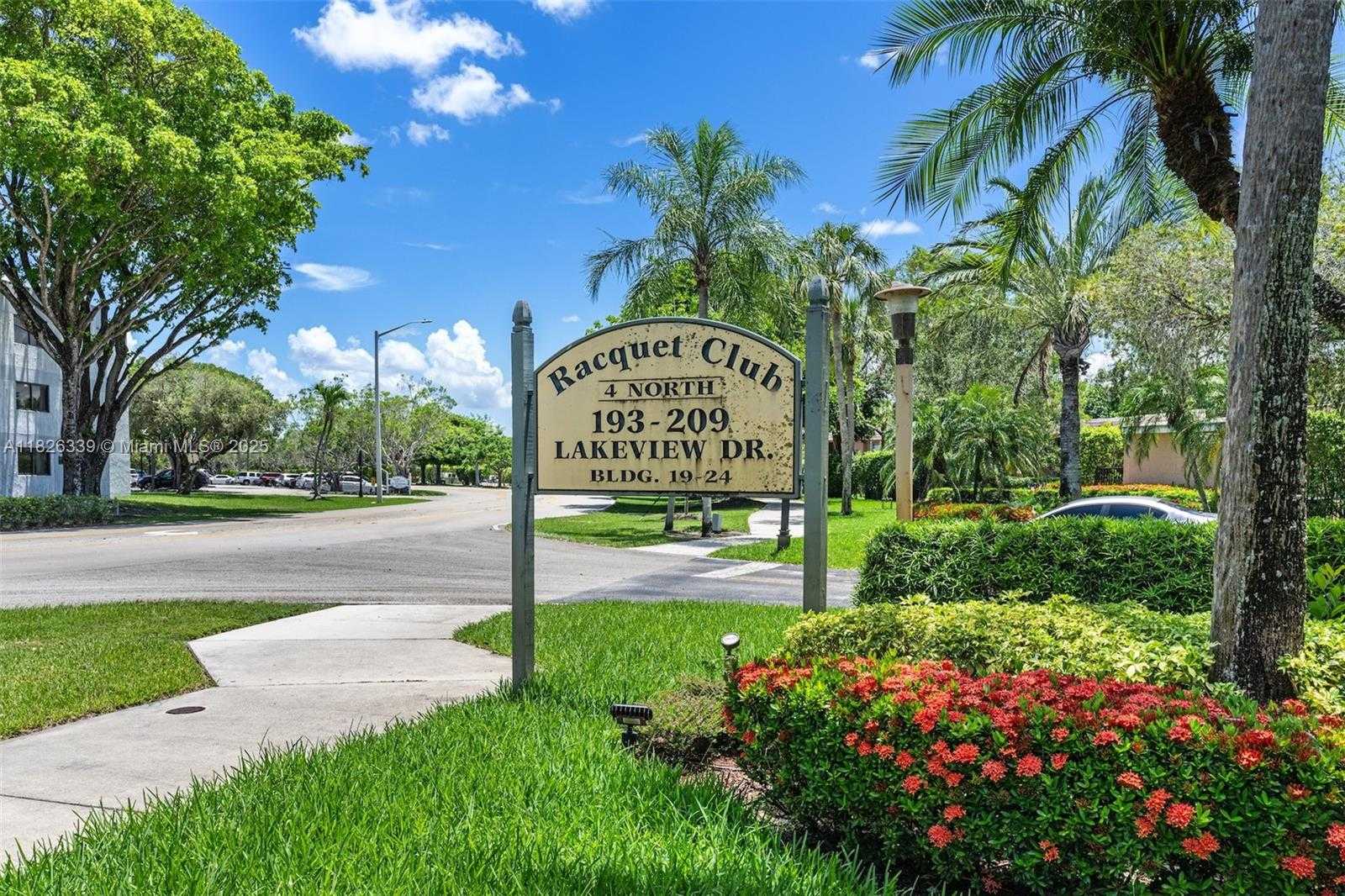 Small Image of 195 LAKEVIEW DR #205, Weston Number 3