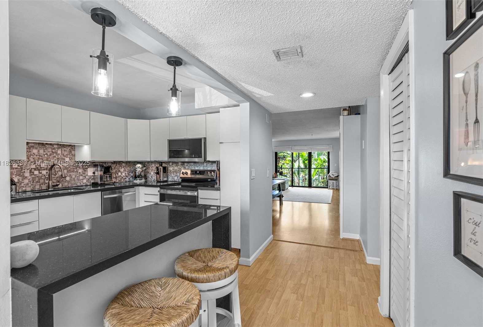 Small Image of 195 LAKEVIEW DR #205, Weston Number 6