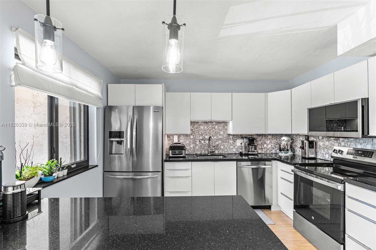 Small Image of 195 LAKEVIEW DR #205, Weston Number 8