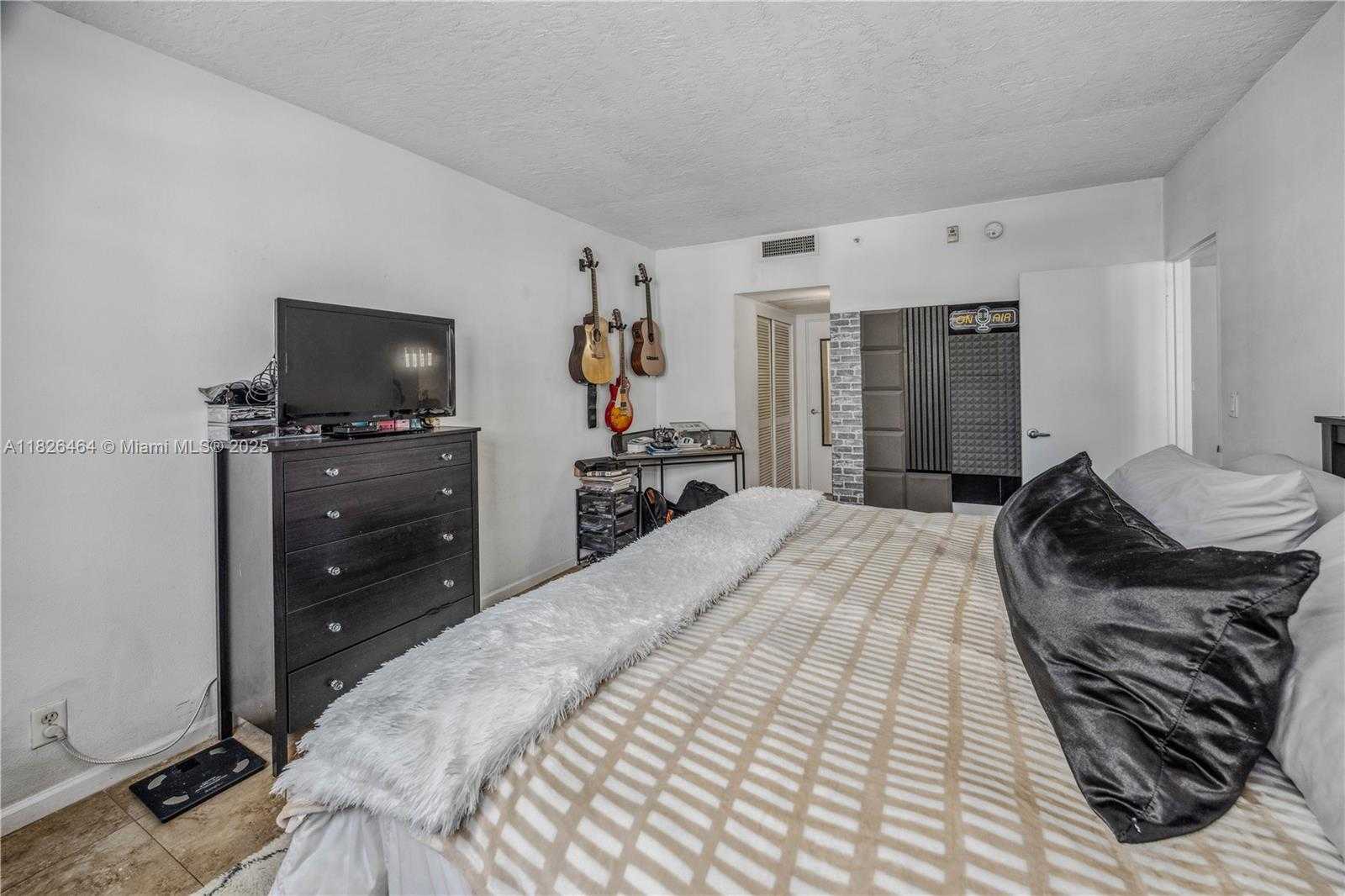 Small Image of 3000 SOUTH OCEAN DR #702, Hollywood Number 24