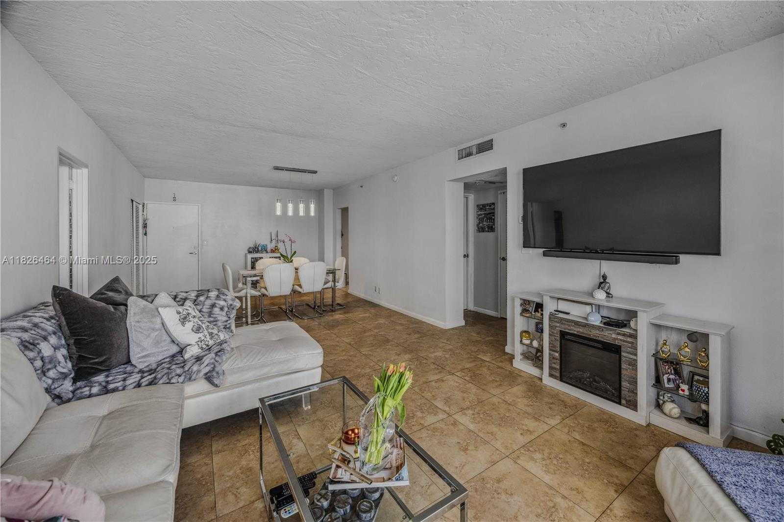 Small Image of 3000 SOUTH OCEAN DR #702, Hollywood Number 9