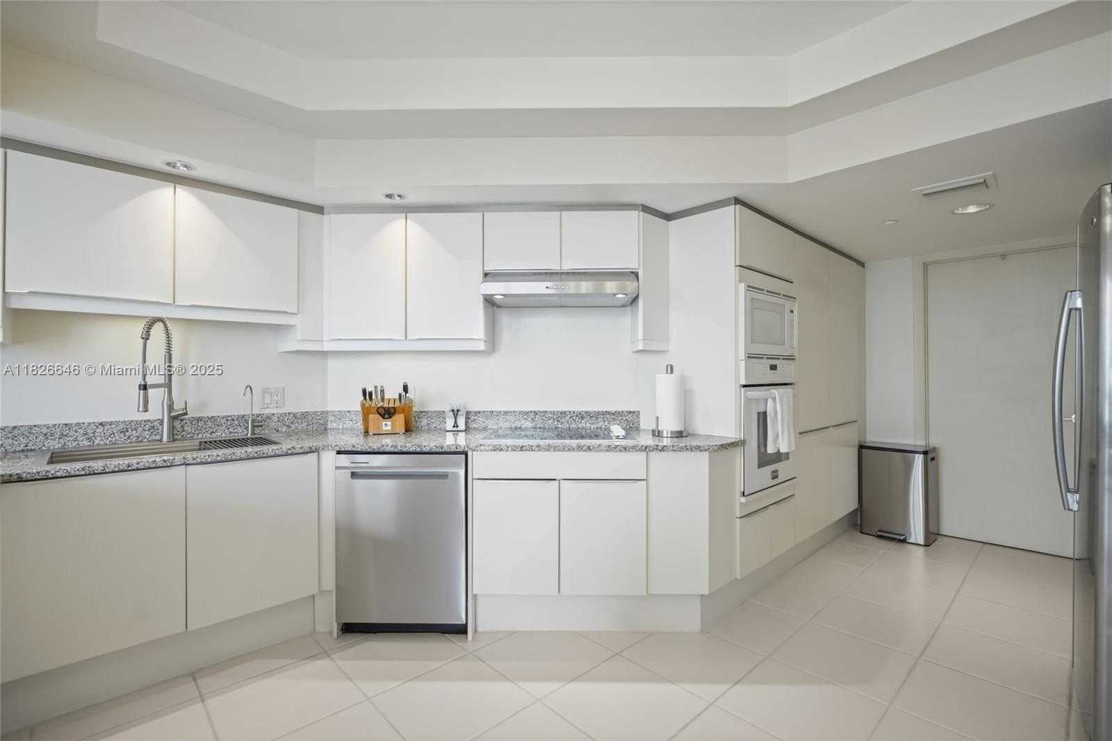 Small Image of 7000 ISLAND BLVD #2909, Aventura Number 16