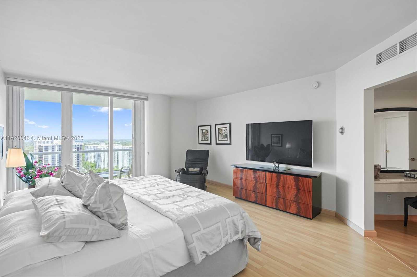 Small Image of 7000 ISLAND BLVD #2909, Aventura Number 28