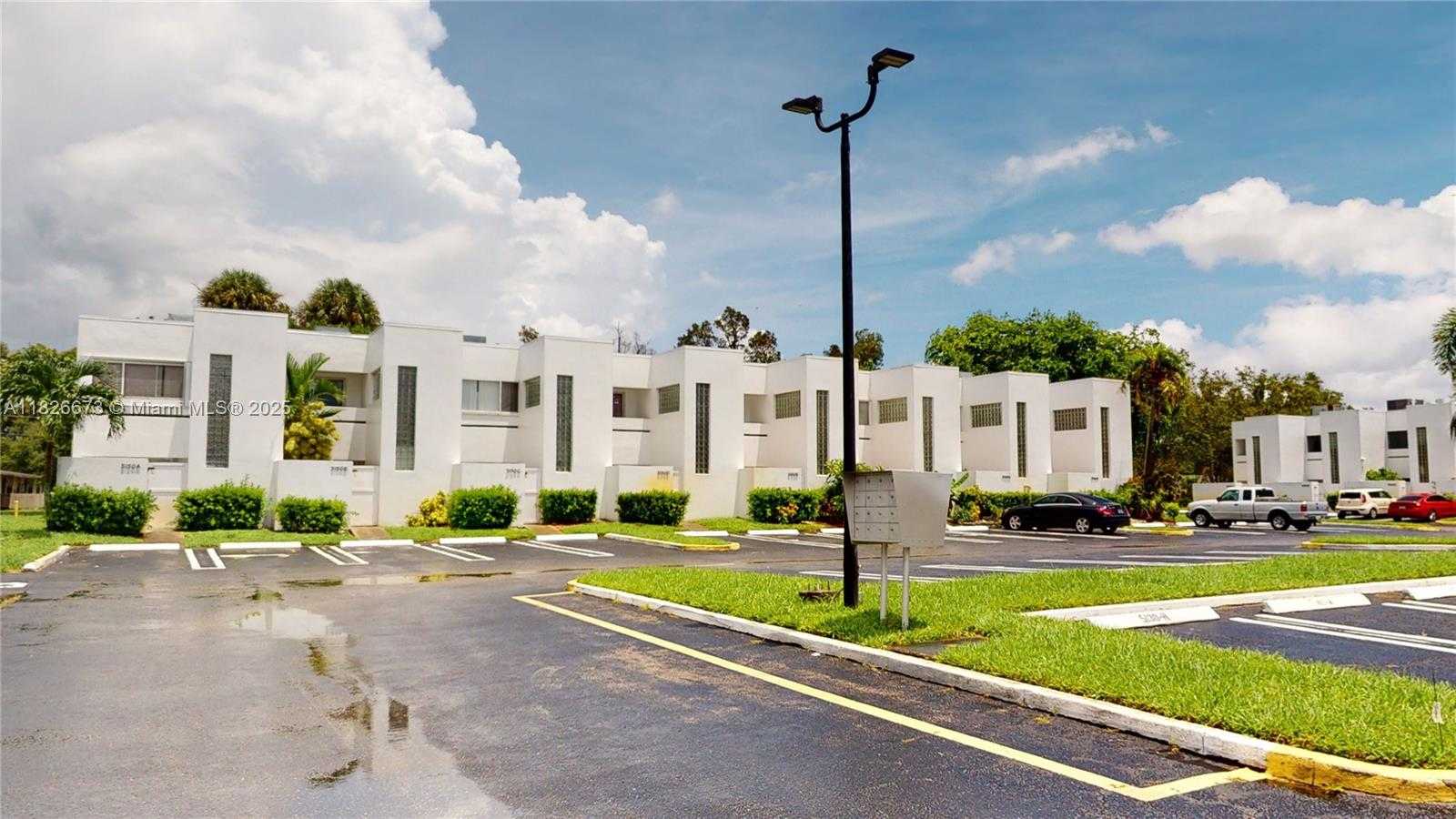 Small Image of 5130 ELMHURST RD #H, West Palm Beach Number 2