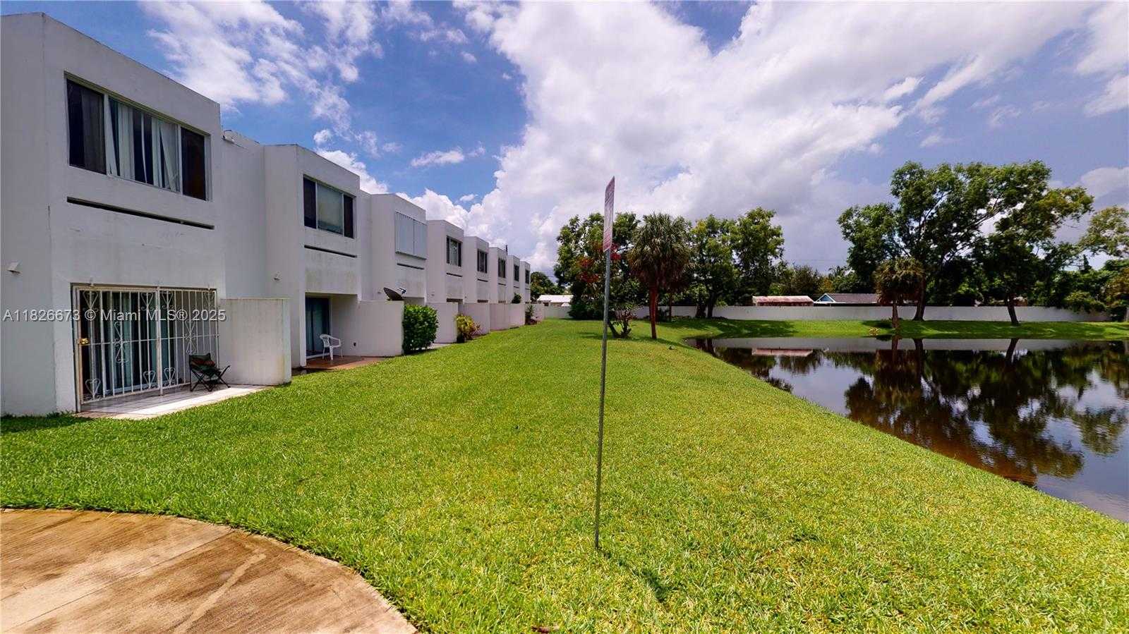 Small Image of 5130 ELMHURST RD #H, West Palm Beach Number 3
