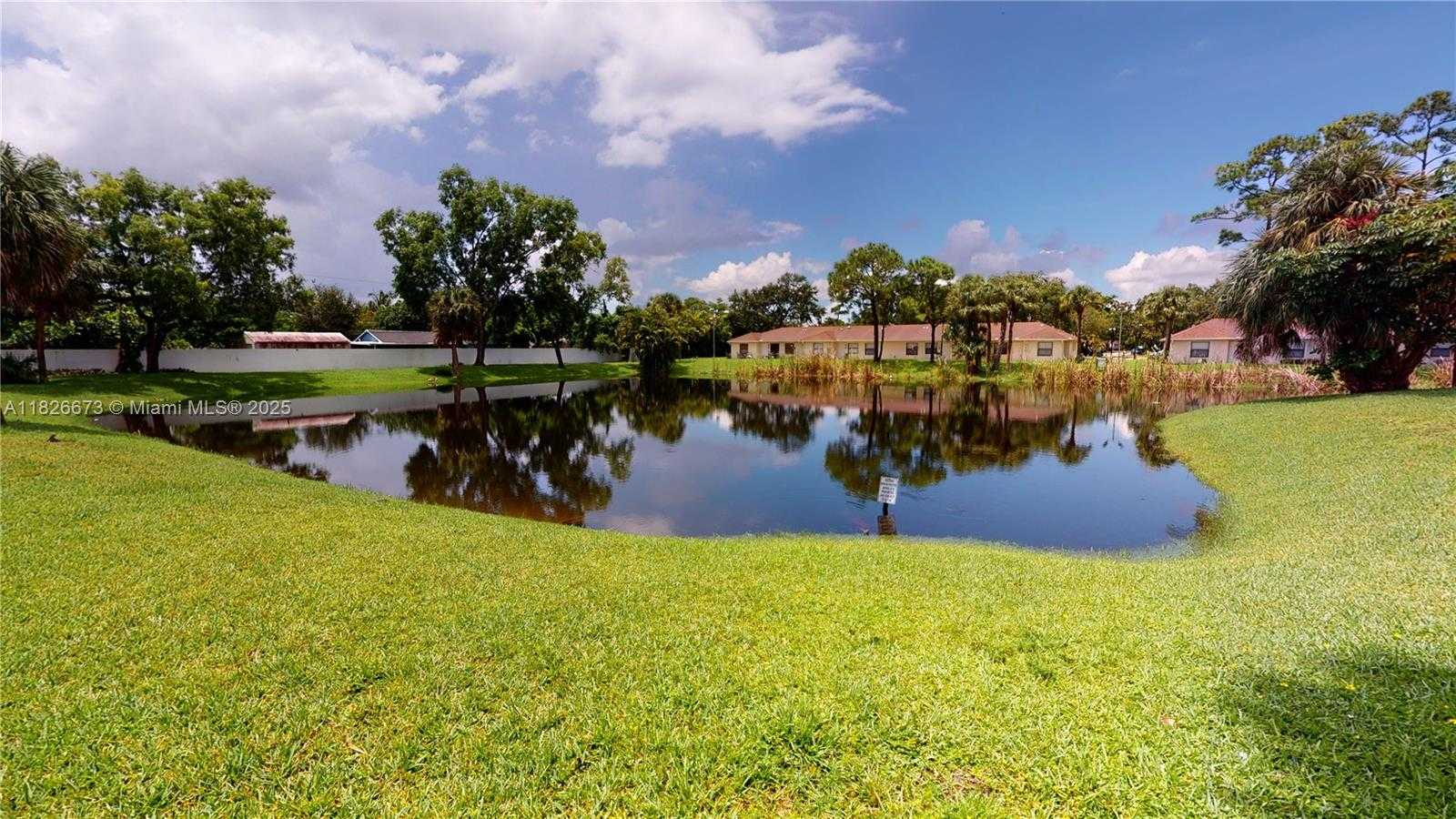 Small Image of 5130 ELMHURST RD #H, West Palm Beach Number 4