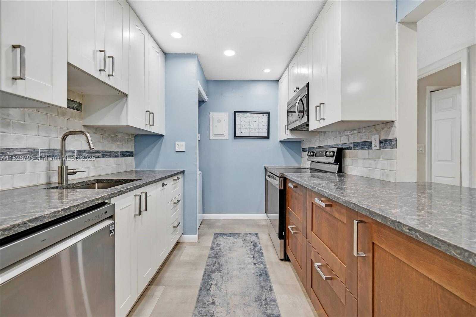 Small Image of 220 LAKEVIEW DR #308, Weston Number 10