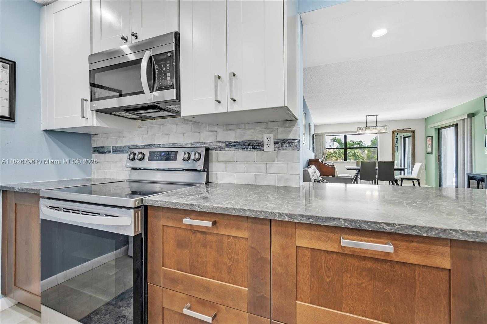 Small Image of 220 LAKEVIEW DR #308, Weston Number 11