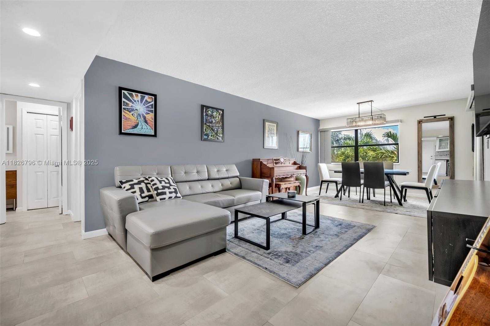 Small Image of 220 LAKEVIEW DR #308, Weston Number 2