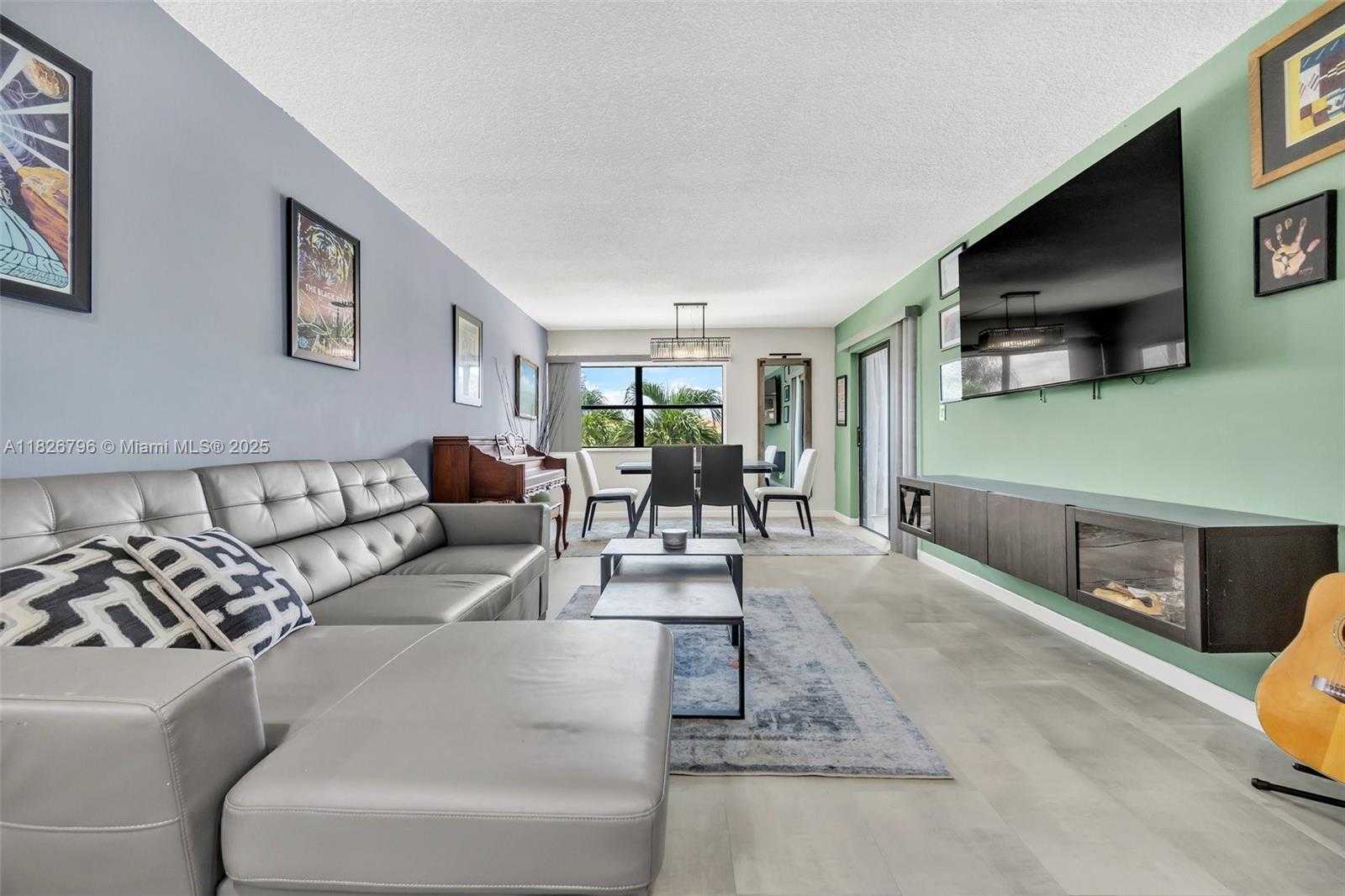 Small Image of 220 LAKEVIEW DR #308, Weston Number 3