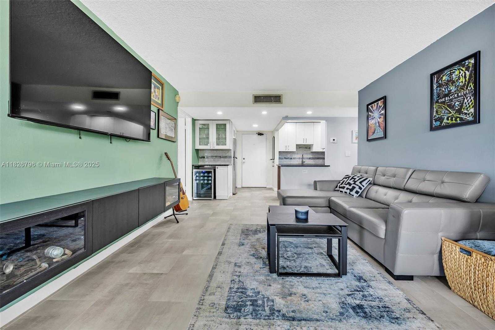 Small Image of 220 LAKEVIEW DR #308, Weston Number 4